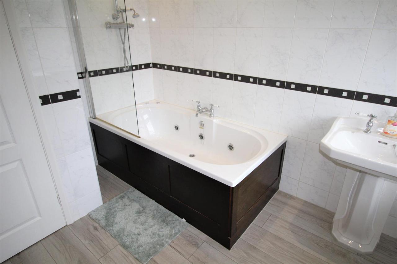 Whitley Bay - Sleeps 6 - Refurbished Throughout - Fast Wifi - Dogs Welcome ภายนอก รูปภาพ